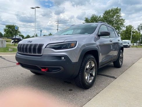 Used 2019 Jeep Cherokee Trailhawk w/ Cold Weather Group AWD/4WD image 1