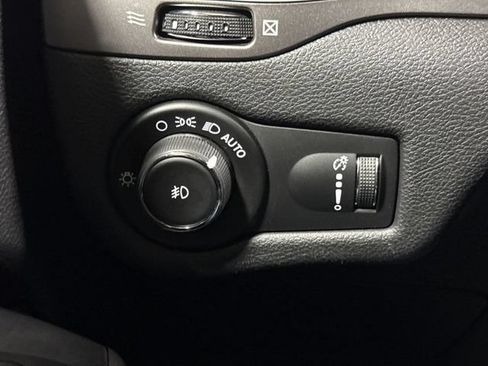 Used 2019 Jeep Cherokee Latitude w/ Popular Appearance Group FWD image 18