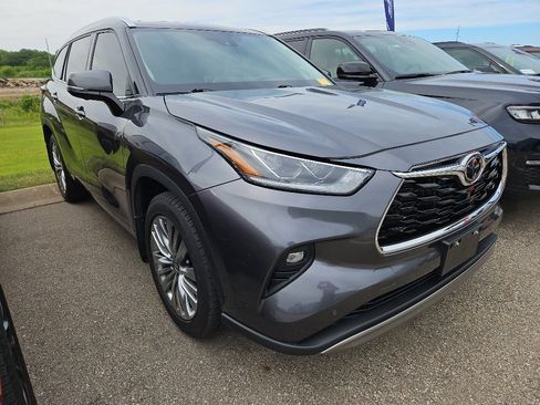 Used 2024 Toyota Highlander Platinum AWD/4WD image 3