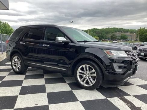 Used 2017 Ford Explorer XLT w/ Equipment Group 202A FWD image 4