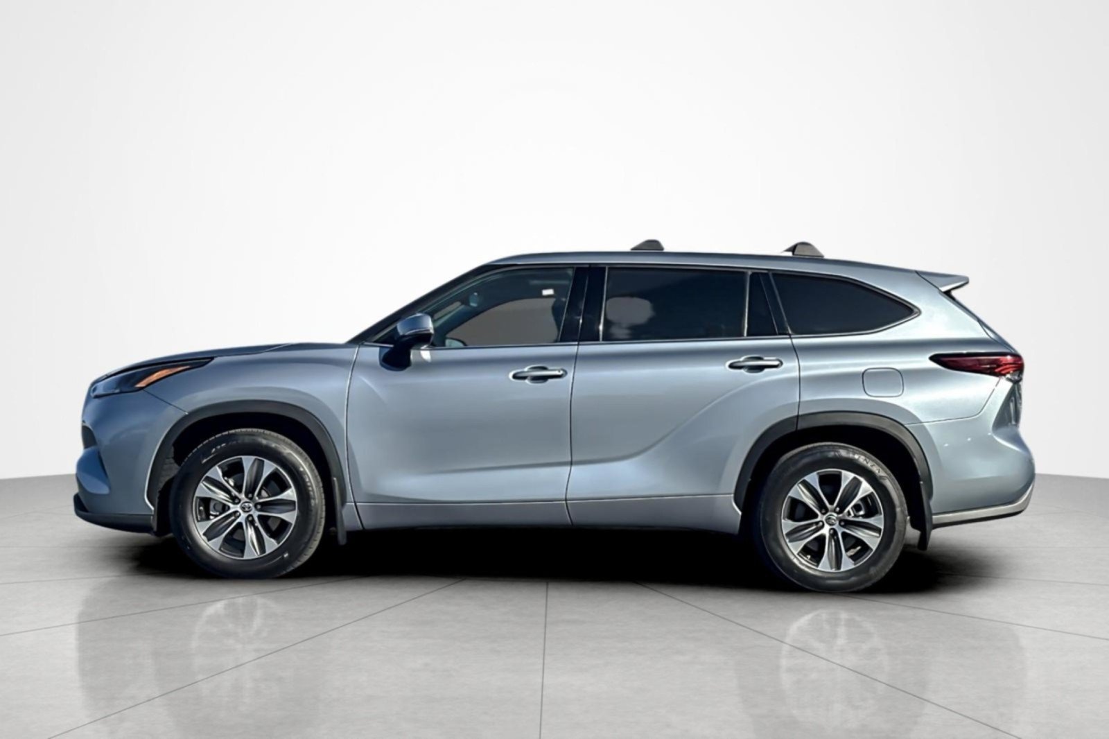 Certified 2022 Toyota Highlander XLE FWD image 2