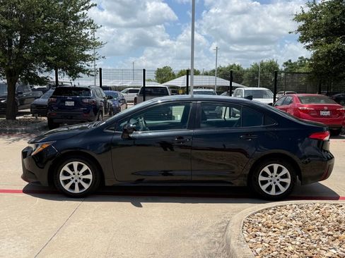 Used 2022 Toyota Corolla LE FWD image 2
