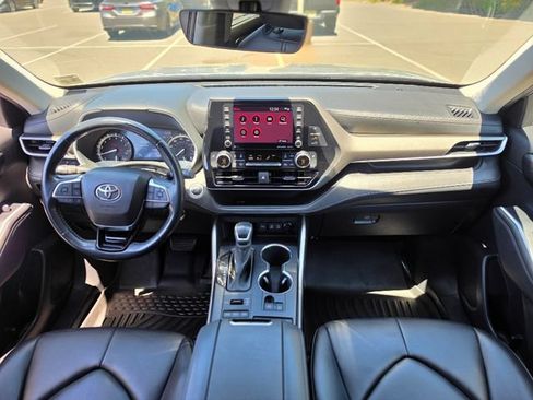 Used 2021 Toyota Highlander XLE AWD/4WD image 30