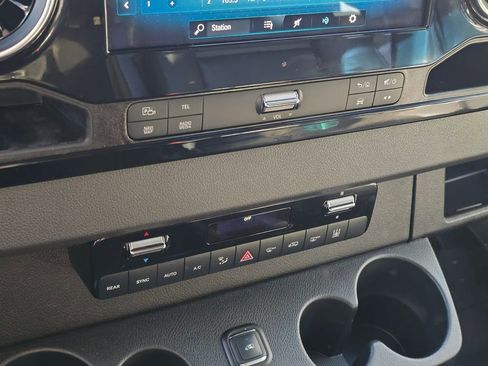 Used 2022 Mercedes-Benz Sprinter 2500 image 59