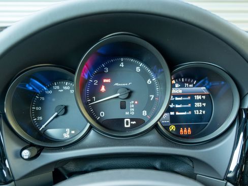 New 2026 Porsche Macan Turbo AWD/4WD image 28