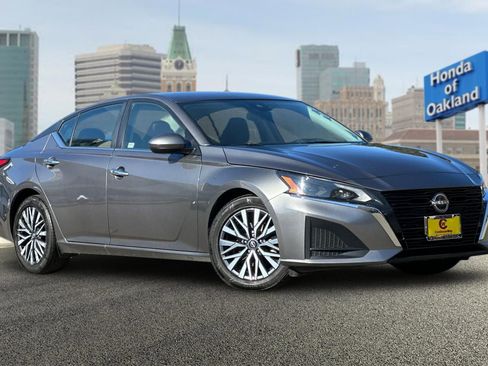 Used 2023 Nissan Altima 2.5 SV image 2
