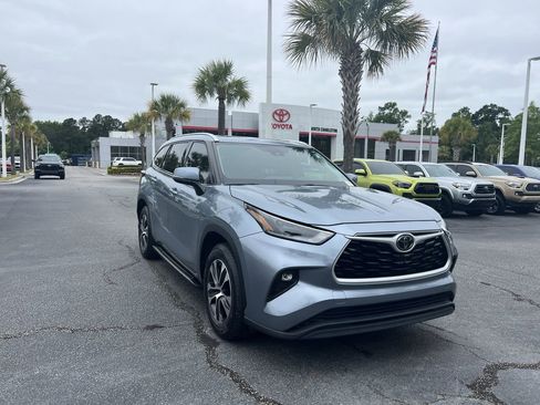 Used 2021 Toyota Highlander XLE FWD image 2