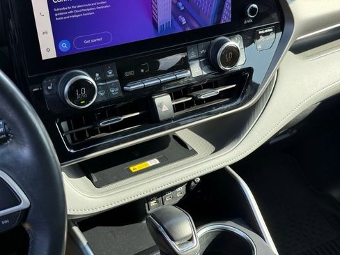 Used 2023 Toyota Highlander XLE FWD image 38