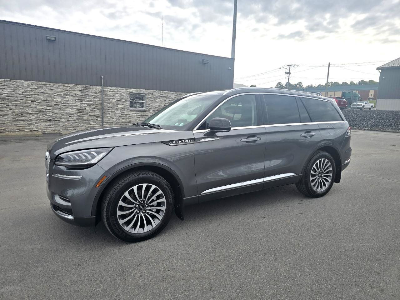Used 2024 Lincoln Aviator AWD w/ Premium Package image 3