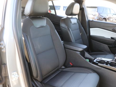 Used 2025 Chevrolet Trax LT w/ Driver Confidence Package FWD image 33