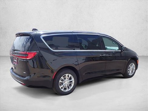 New 2027 Chrysler Pacifica Select AWD/4WD image 4
