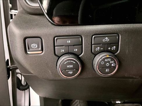 Used 2025 Chevrolet Silverado 2500 LT w/ Convenience Package image 39