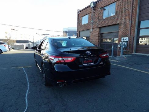 Used 2020 Toyota Camry SE w/ Sunroof Package image 5