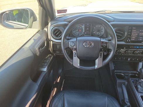 Used 2021 Toyota Tacoma TRD Sport w/ TRD Premium Sport Package AWD/4WD image 19