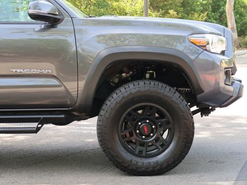 Used 2018 Toyota Tacoma TRD Off-Road w/ Technology Package image 7