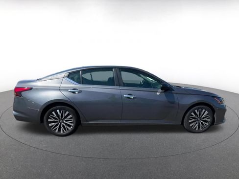 Used 2025 Nissan Altima 2.5 SV FWD image 13
