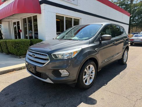 Used 2019 Ford Escape SE FWD image 2