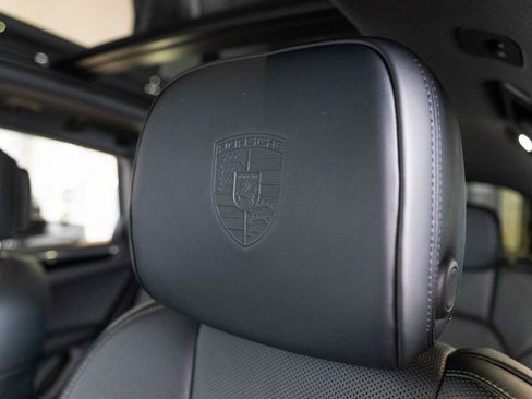 Certified 2025 Porsche Macan AWD/4WD image 6