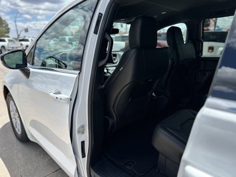 New 2025 Chrysler Pacifica Select image 12
