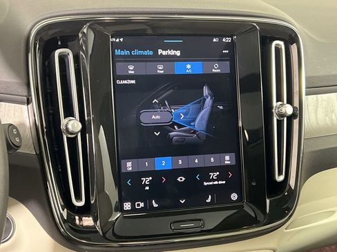 Used 2024 Volvo XC40 B5 Plus image 18