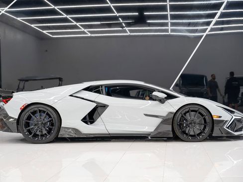Used 2025 Lamborghini Revuelto image 11
