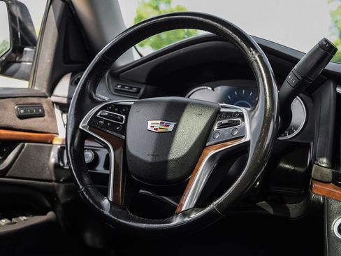 Used 2018 Cadillac Escalade ESV Luxury RWD image 15