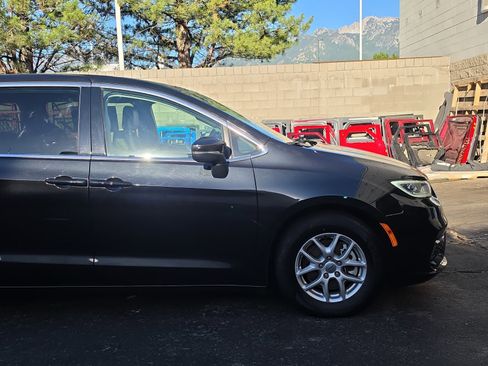 Used 2023 Chrysler Pacifica Touring-L FWD image 11