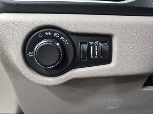 Used 2023 Chrysler Voyager LX image 25