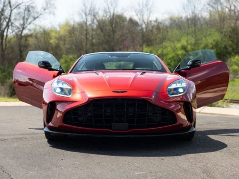 Used 2025 Aston Martin V8 Vantage Coupe RWD image 11