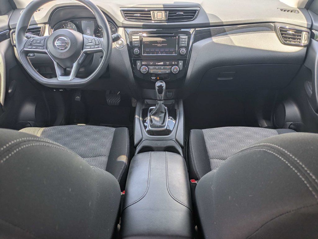 Used 2020 Nissan Rogue Sport SV FWD image 2