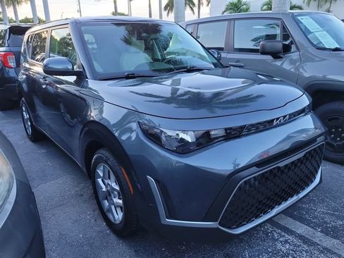 Used 2023 Kia Soul LX w/ LX Technology Package FWD image 2