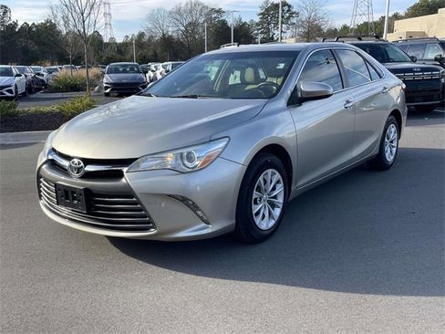 Used 2015 Toyota Camry LE image 3