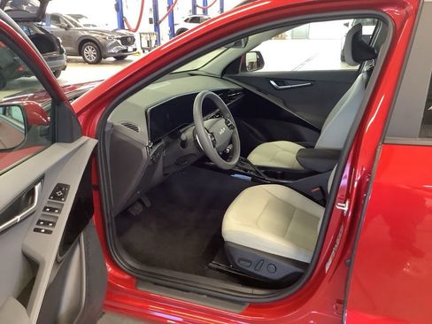 Certified 2025 Kia Niro EX image 18