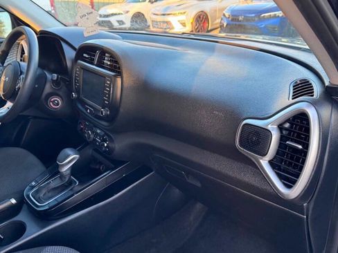 Used 2020 Kia Soul LX image 9