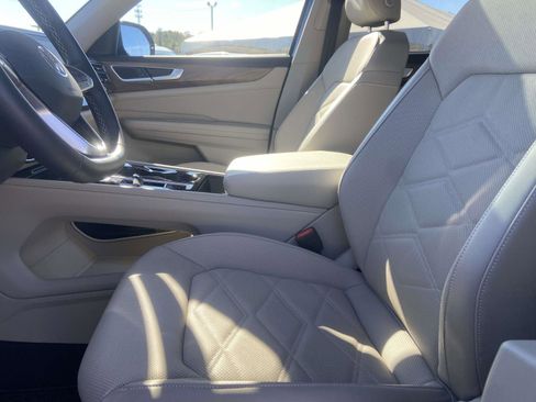 Certified 2025 Volkswagen Atlas SE w/ Panoramic Sunroof Package image 18