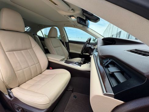 Used 2018 Lexus ES 350 w/ Luxury Package w/Wood Trim FWD image 35