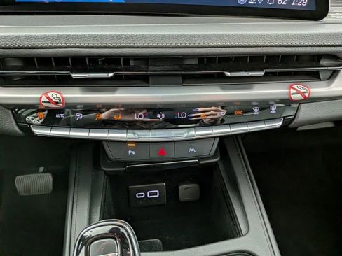 Certified 2025 Cadillac XT4 Premium Luxury FWD image 19