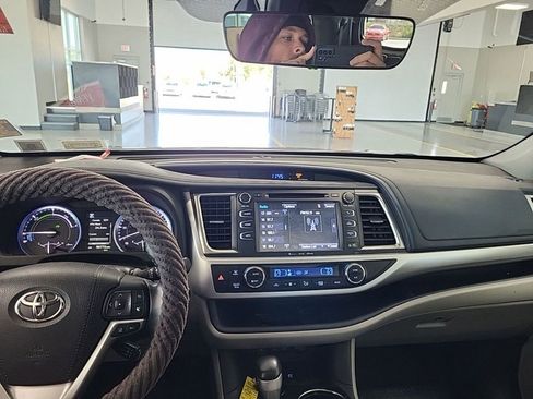Used 2018 Toyota Highlander XLE image 6