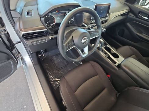 Used 2024 Nissan Altima 2.5 SV FWD image 10