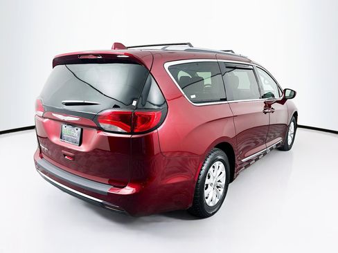 Used 2018 Chrysler Pacifica Touring-L FWD image 9