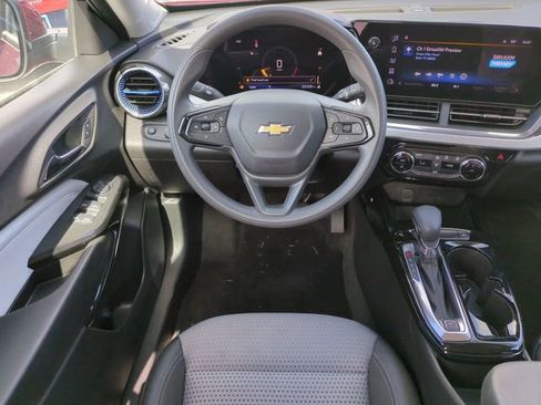 Certified 2025 Chevrolet Trax LT image 17