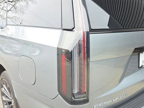 Used 2025 Cadillac Escalade ESV V image 28