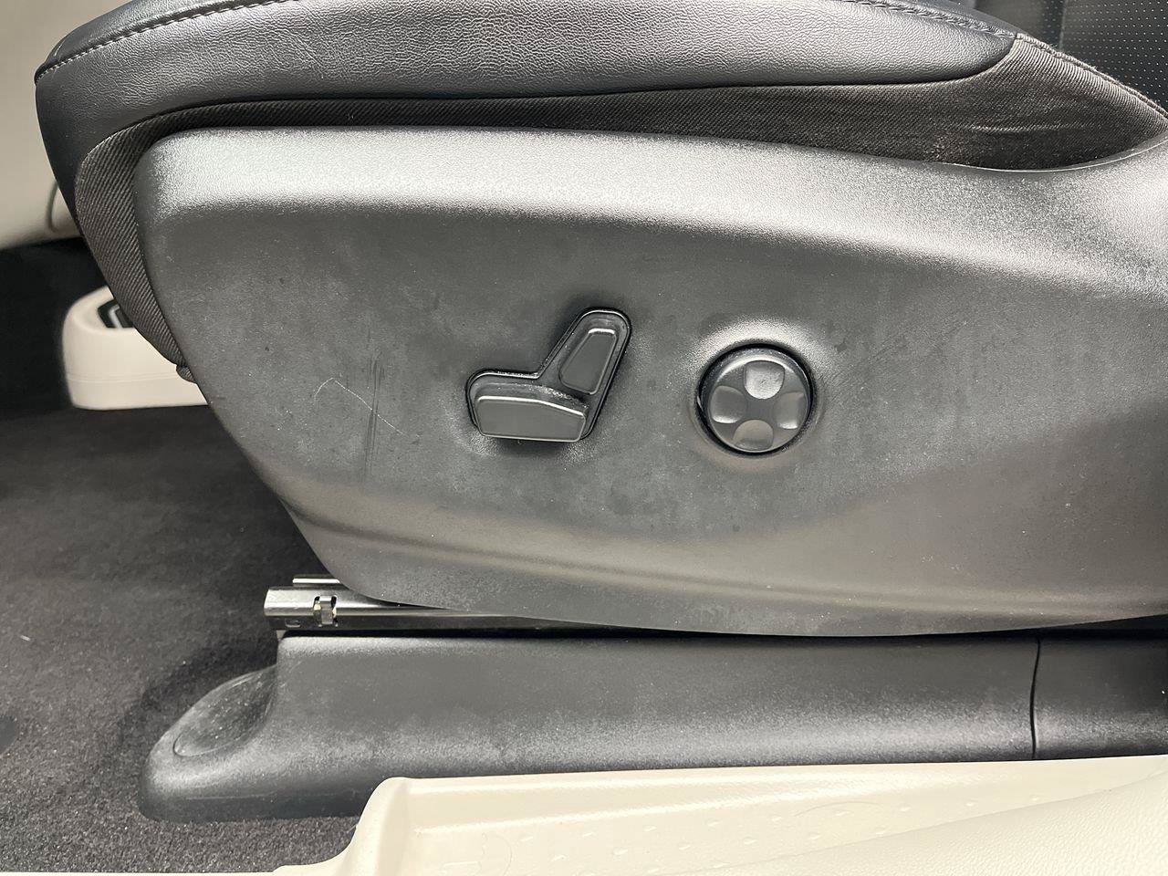 Used 2024 Chrysler Pacifica Touring-L FWD image 9