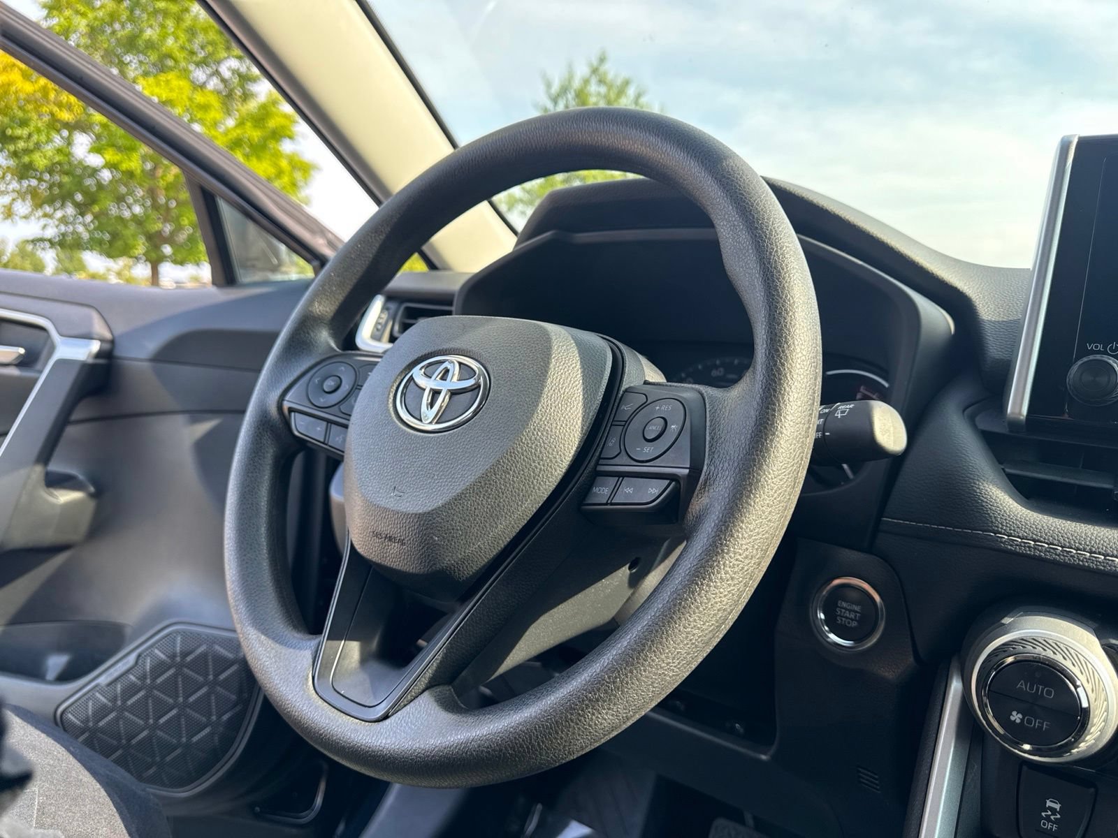 Used 2025 Toyota RAV4 XLE FWD image 16