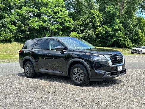 Used 2022 Nissan Pathfinder S image 2