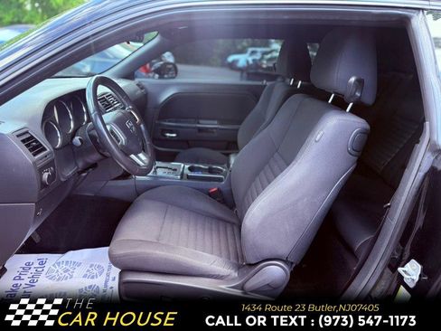 Used 2014 Dodge Challenger SXT RWD image 9