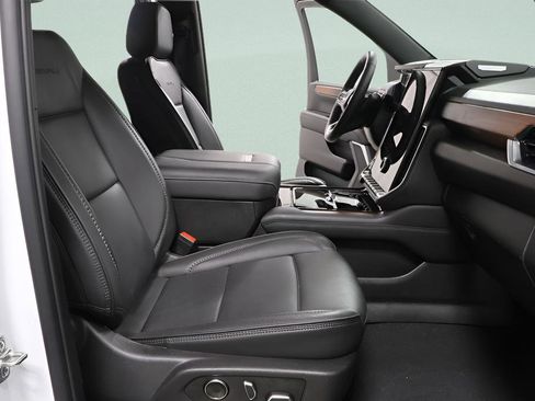Used 2025 GMC Yukon XL Denali image 32