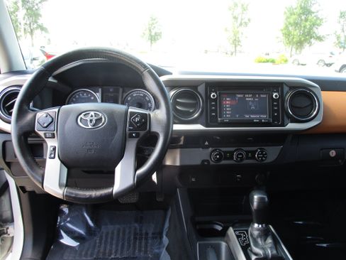 Used 2017 Toyota Tacoma SR5 RWD image 14
