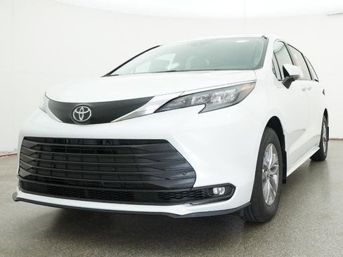 New 2026 Toyota Sienna XLE FWD image 19