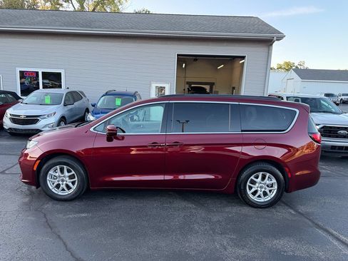 Used 2022 Chrysler Pacifica Touring-L FWD image 2
